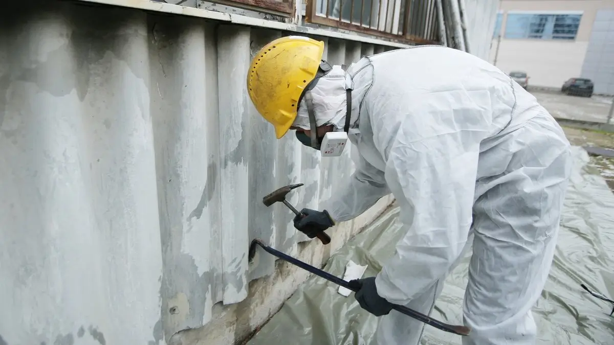 Usuwanie azbestu przez pracownika firmy Revol