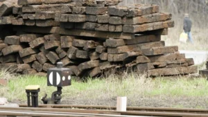 podkłady kolejowe leżace obok torów