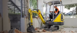 prace mini koparką na budowie