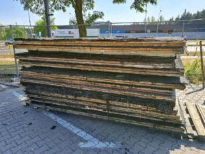 prace przy rozbiórce stropodachów