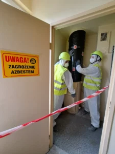 Pracownicy w trakcie montażu rur zsypowych