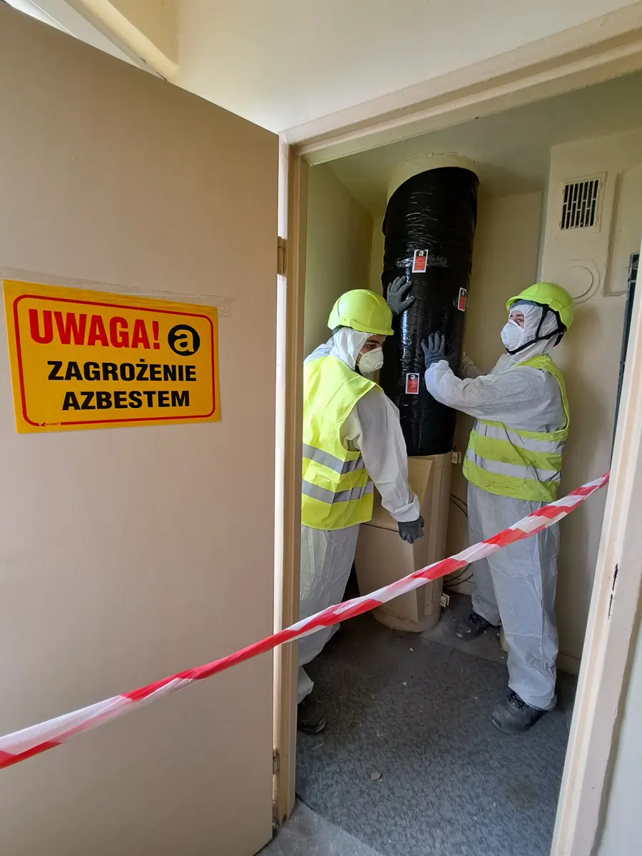 Pracownicy w trakcie montażu rur zsypowych