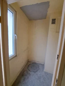 Stare pomieszczenie pod rury zsypowe